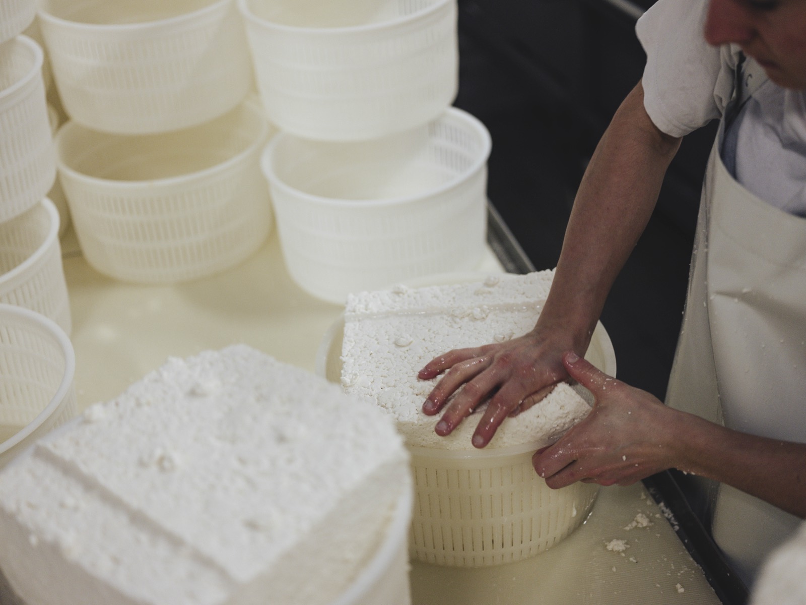 Moulage du fromage à la main